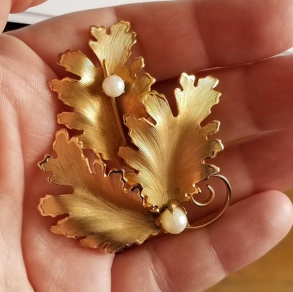 Relisted -Vintage three leaves brooch with white pearls gold tone leaf pin - Picture 8 of 13